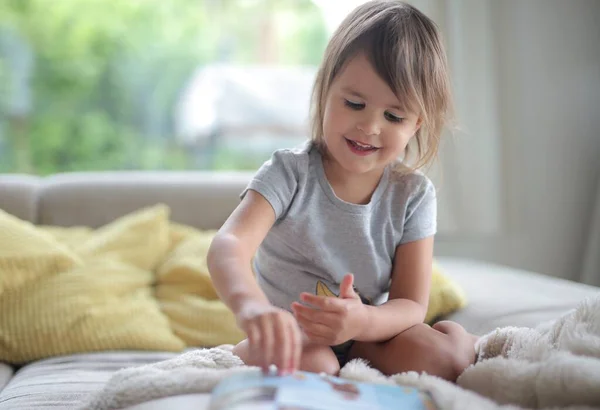 Niña Casa Con Libro —  Fotos de Stock