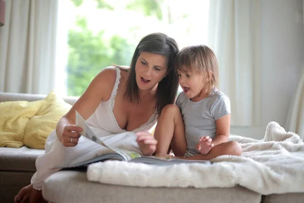 Madre Figlia Casa — Foto Stock