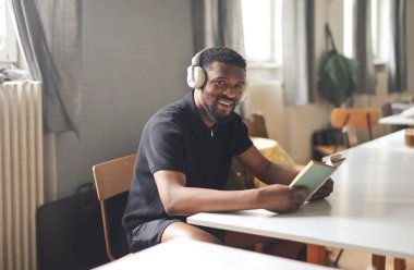 Genç adam okulda okuyor.