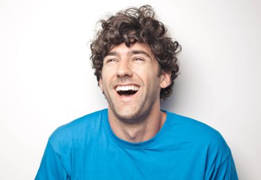 genç gülümseyen bir adam portresi