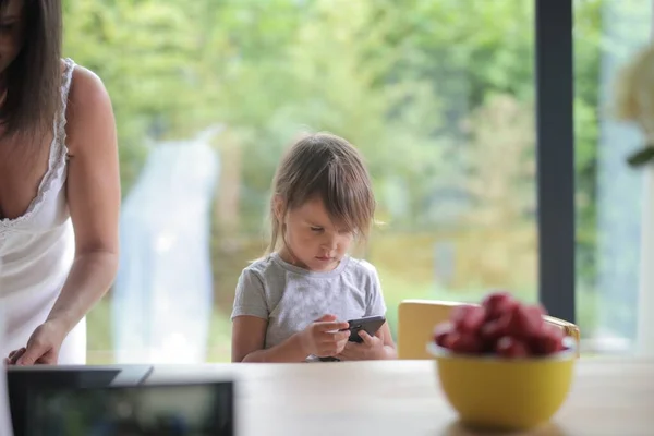Küçük Kız Akıllı Telefonuyla Evde — Stok fotoğraf