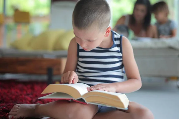 Παιδί Διαβάζει Ένα Βιβλίο Στο Σπίτι — Φωτογραφία Αρχείου