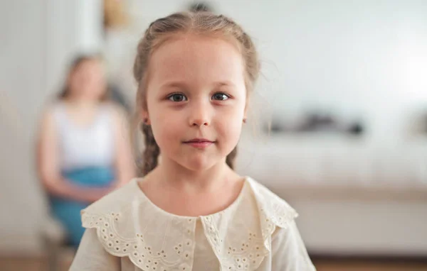 Porträt Eines Kleinen Mädchens Hause — Stockfoto