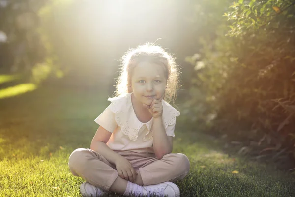 Kleines Mädchen Sitzt Auf Einem Gras Einem Park — Stockfoto