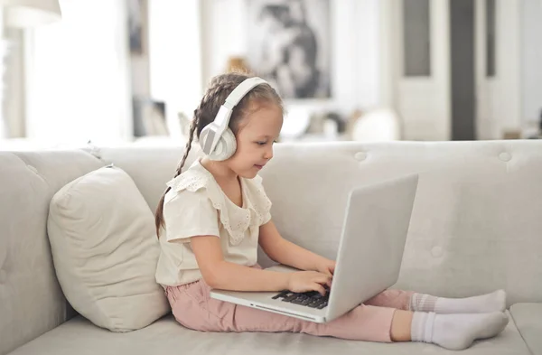 Menina Trabalha Com Computador Sentado Sofá — Fotografia de Stock