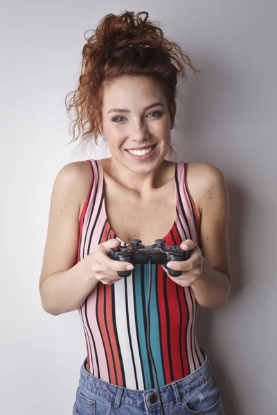 Retrato Mulher Jovem Enquanto Joga Jogos Vídeo — Fotografia de Stock