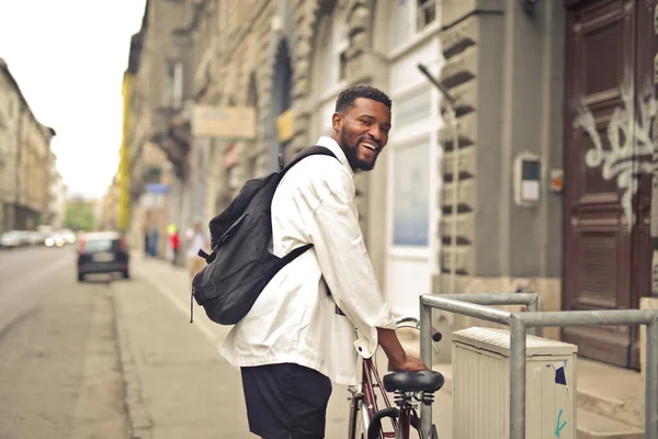 Joven Ciudad Con Una Bicicleta — Foto de Stock