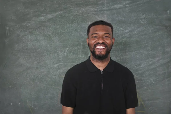 Hombre Sonriente Con Una Pizarra Fondo — Foto de Stock