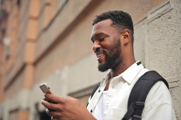 Ung Man Använder Smartphone Gatan — Stockfoto
