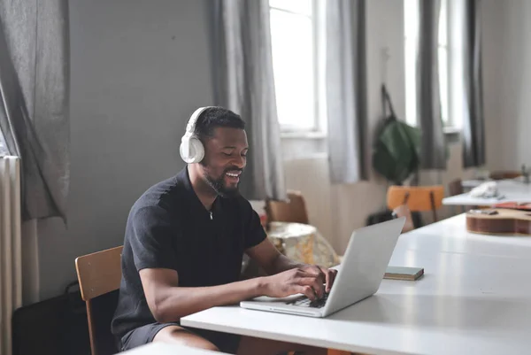 Uomo Sorridente Utilizza Computer Scuola — Foto Stock