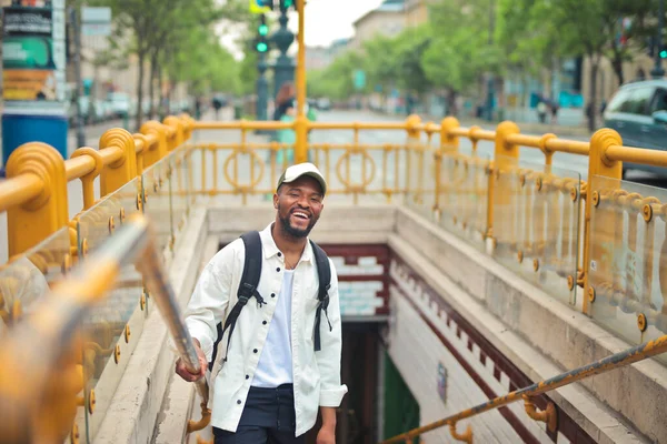 Hombre Joven Sale Una Escalera Del Metro — Foto de Stock