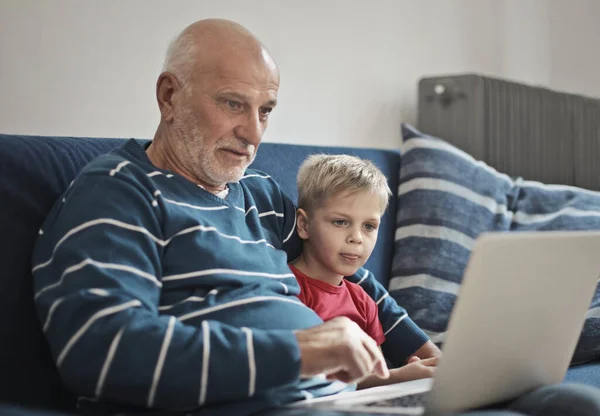 Büyükbaba Torunun Elinde Bir Bilgisayarla Portresi — Stok fotoğraf
