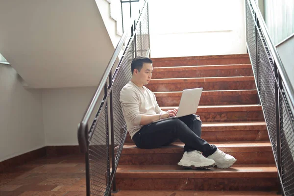 Joven Utiliza Ordenador Portátil Sentado Los Escalones Una Escuela — Foto de Stock