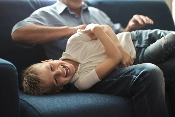 Grootvader Kietelt Zijn Kleinzoon — Stockfoto