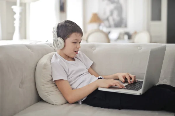 Çocuk Bilgisayarla Oynar — Stok fotoğraf