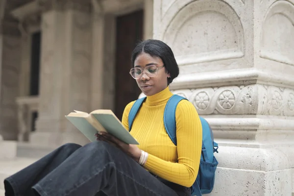 Молода Жінка Біля Входу Школи Читає Книгу — стокове фото