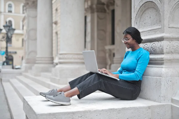 Junge Frau Auf Einer Schultreppe Arbeitet Mit Computer — Stockfoto