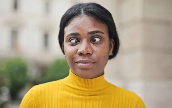 Portrait Jeune Femme Aux Yeux Plissés — Photo