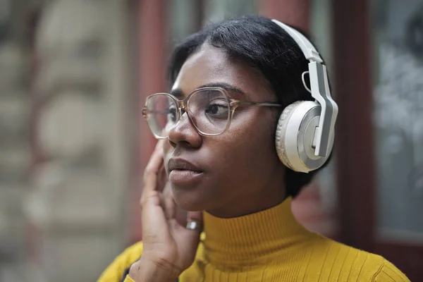 Νεαρή Γυναίκα Ακούει Μουσική Ακουστικά — Φωτογραφία Αρχείου