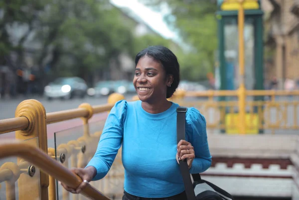 Mujer Joven Las Escaleras Metro —  Fotos de Stock