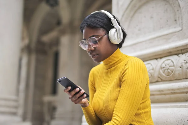 Mujer Joven Entrada Una Escuela Escucha Música — Foto de Stock