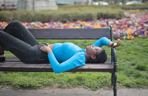 Молодая Женщина Лежит Скамейке Городе — стоковое фото