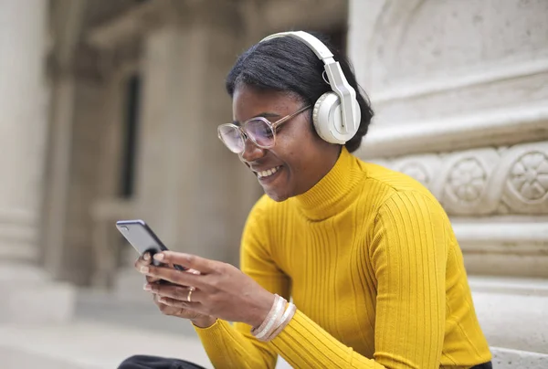 音楽を聴きながら若い女性の肖像画 — ストック写真