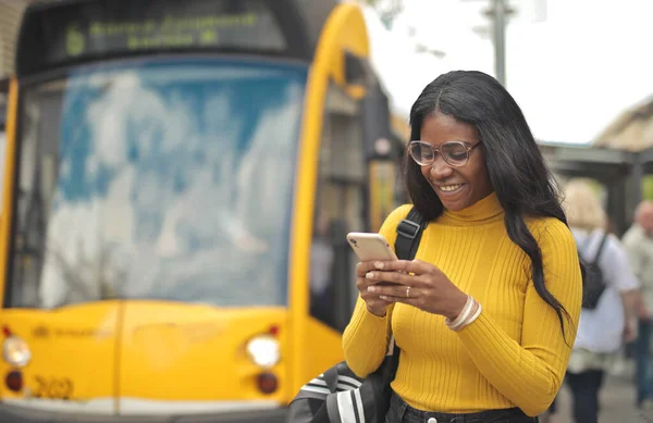 Mladá Černošky Žena Aun Tramvajové Nádraží Používá Smartphone — Stock fotografie