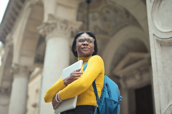 Mujer Joven Entrada Una Escuela Con Una Computadora — Foto de Stock