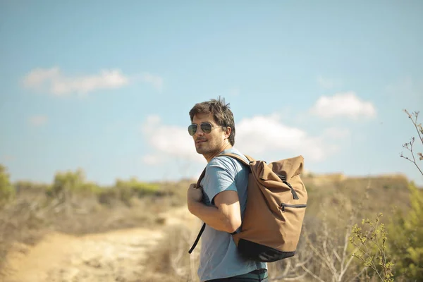 Jovem Com Mochila Caminha Campo — Fotografia de Stock