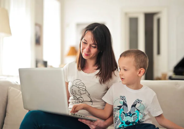 Mor Och Son Soffan Använder Bärbar Dator — Stockfoto