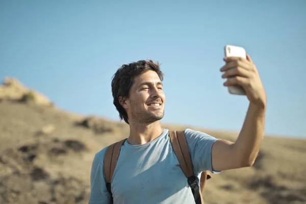 Młody Człowiek Robi Selfie — Zdjęcie stockowe