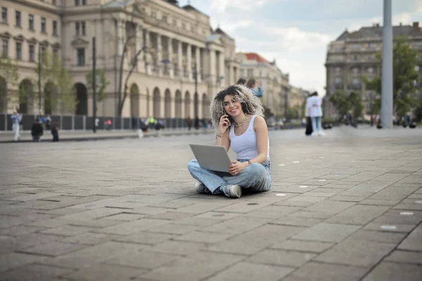Молодая Женщина Улице Пользуется Ноутбуком Разговаривает Телефону — стоковое фото