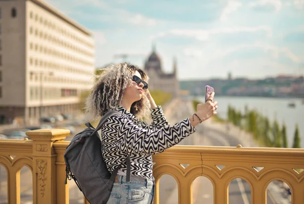 Jovem Posando Para Uma Selfie Uma Ponte — Fotografia de Stock