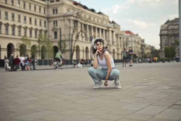 Giovane Donna Posa Una Piazza — Foto Stock