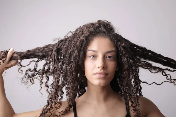Portrét Mladé Ženy Dotýkající Jejích Vlnitých Vlasů — Stock fotografie