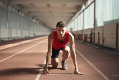 Genç adam bir şarkının başında hazır.