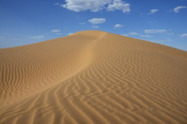 Sahara çöl kumul bulutlu mavi gökyüzü ile.