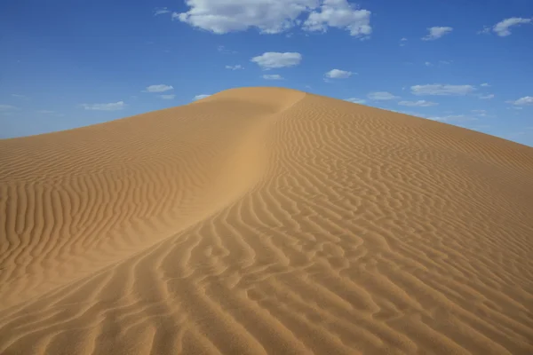 Sahara çöl kumul bulutlu mavi gökyüzü ile. — Stok fotoğraf