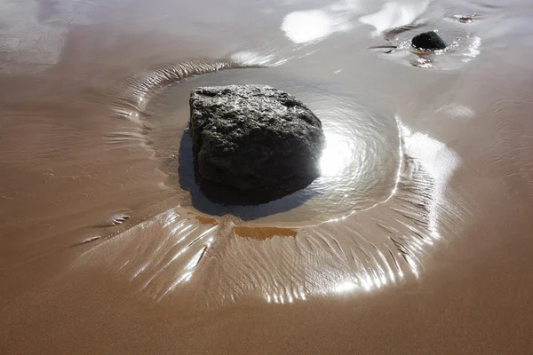 Pietra in sabbia sulla spiaggia di Agadir sulla costa atlantica . — Foto Stock