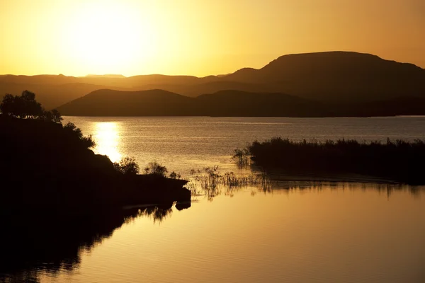 gün batımında el-Mansur eddabbi Barajı, ouarzazate.