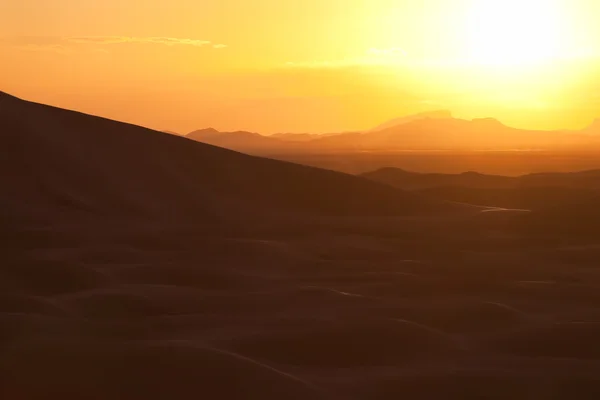 Günbatımı kum tepeleri, erg African, merzouga ile. — Stok fotoğraf