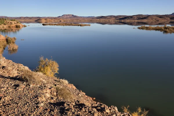 El-Mansur eddabbi Barajı dağlar, ouarzazate.