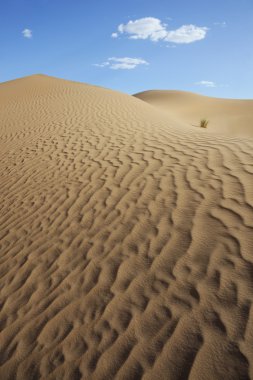 Sahara çöl kumulları ile bulutlu gökyüzü mavi.