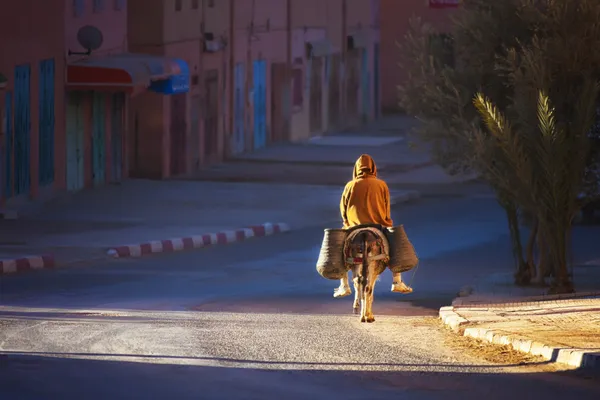 sabah erken adam eşek rides.