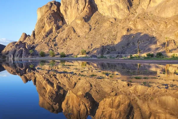 Mountain with reflections in a river, Fint Oasis. — Stock Photo, Image