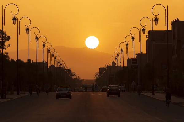 Pôr do sol em uma cidade rural . — Fotografia de Stock