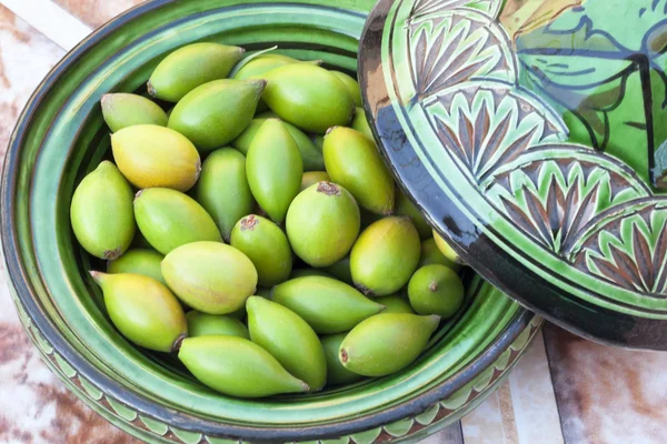 yeşil bir tabak içinde argan fındık.