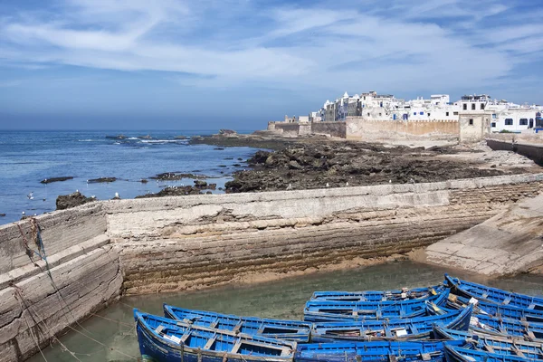 Coastal town with sea and blue boats. — Stock Photo, Image