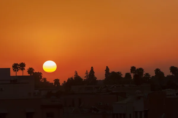 Matahari terbenam di Place Jemaa el-Fna di Marrakech . — Stok Foto